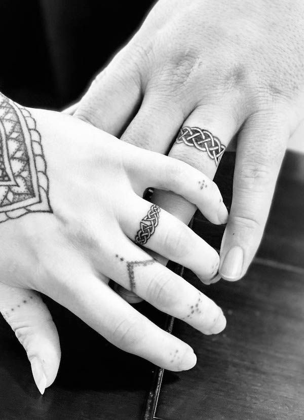 Fine line ring tattoo design for women and men on finger and hand tattoo ideas