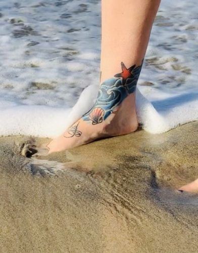 Traditional shell and star tattoo design for women on ankle and foot tattoo ideas